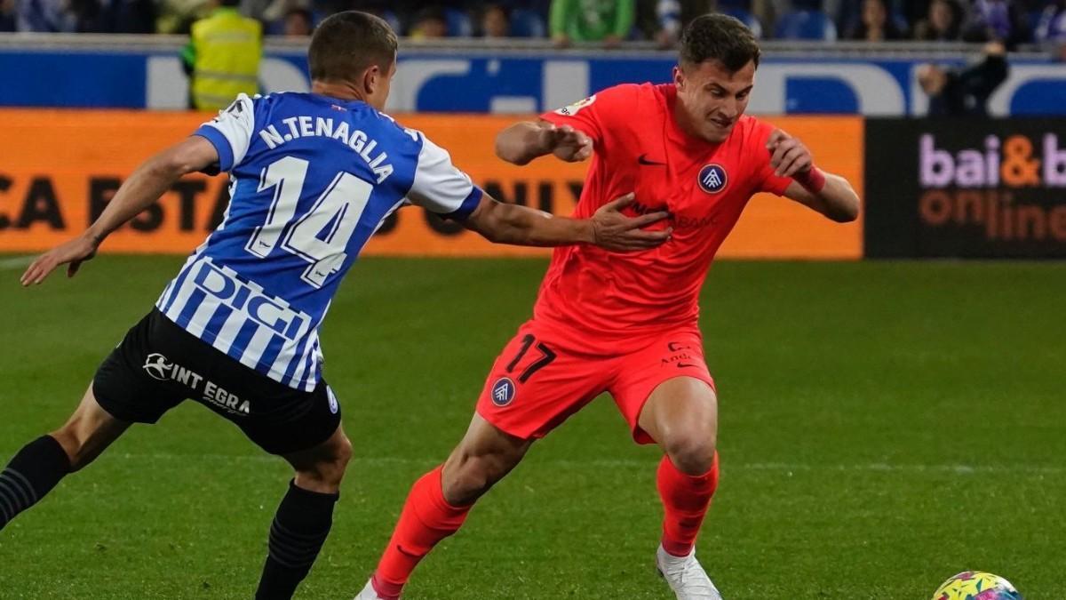 Germán Valera controla el balón durante el partido entre el Deportivo Alavés y el Andorra