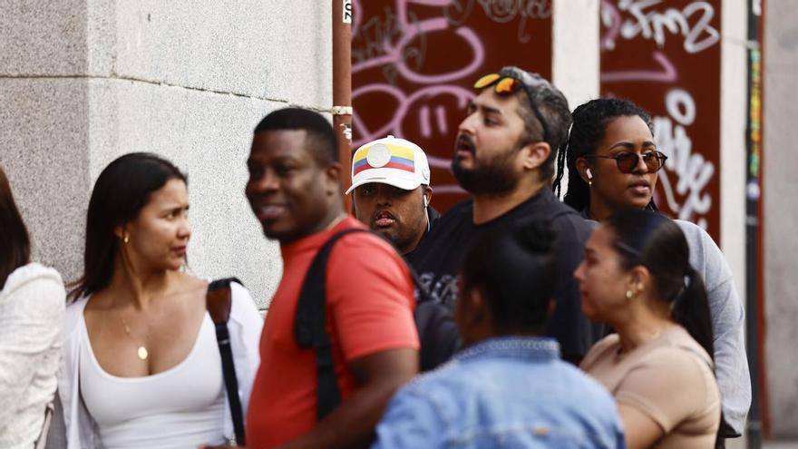 Cuando la embajada española es un problema en la regularización: 200 euros, nuevos requisitos y plazo de meses para validar la documentación