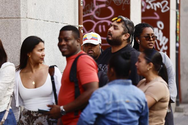Cuando la embajada española es un problema en la regularización: 200 euros, nuevos requisitos y plazo de meses para validar la documentación
