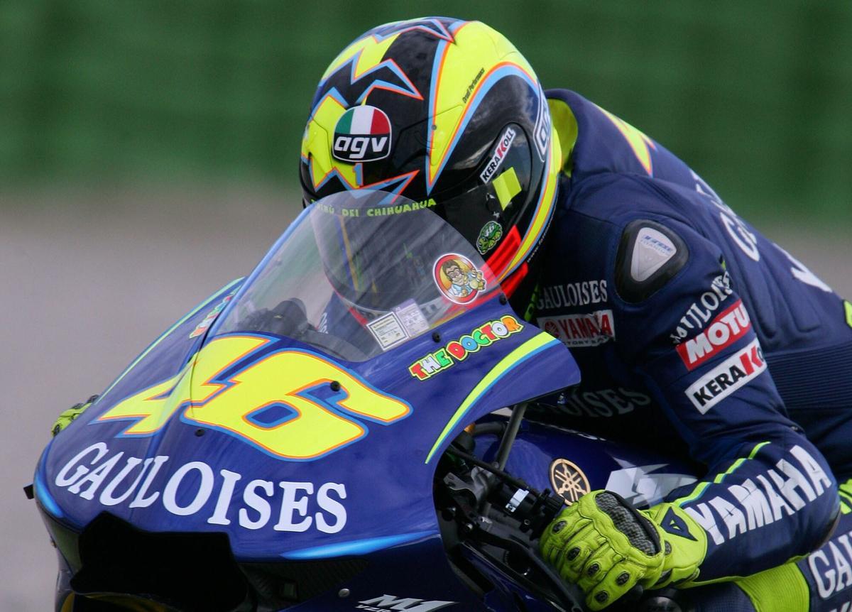 V. 14. Valencia, 29/10/2004. El piloto italiano de Yamaha, Valentino Rossi, durante los entrenamientos oficiales que han tenido lugar hoy en el Circuito Ricardo Tormo de Cheste (Valencia), donde se celebrara el domingo el Gran Premio de la Comunidad Valenciana. EFE/Kai Försterling
