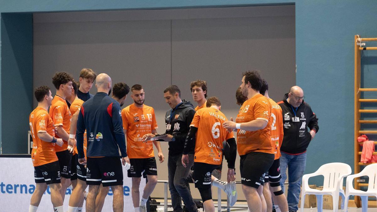 Geno Tilves da unas instrucciones a sus jugadores en una imagen de archivo