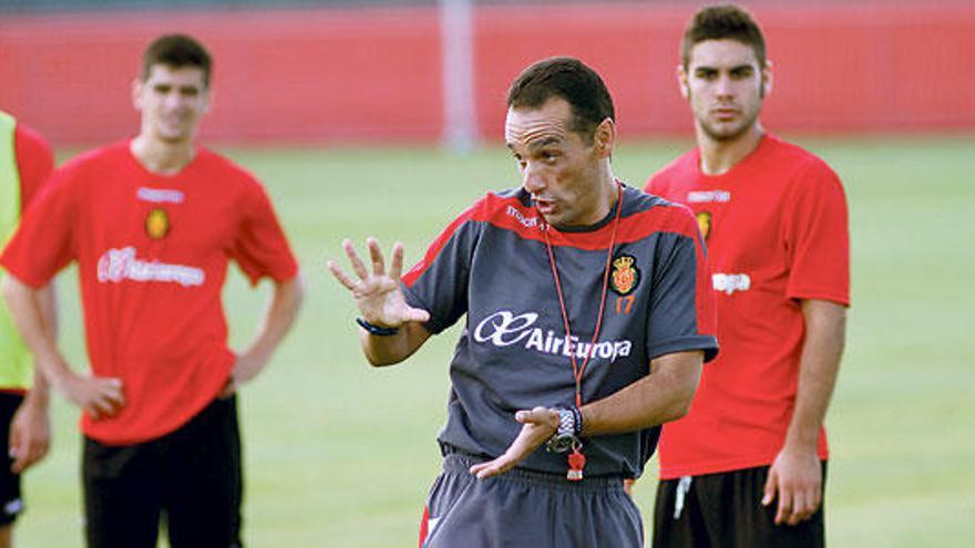 José Luis Oltra, ayer en el entrenamiento del Mallorca.