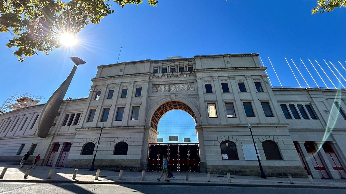 El Estadi Olímpic de Montjuic vallado durante los preparativos para recibir al FC Barcelona