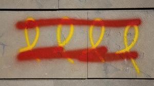 zentauroepp45424442 santa coloma de gramenet 11 10 2018  pintadas de lazos amari190116131259