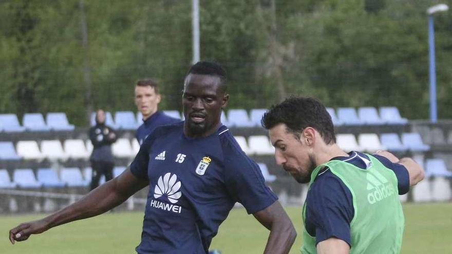 Toché golpea el balón ante la presión de Mariga.