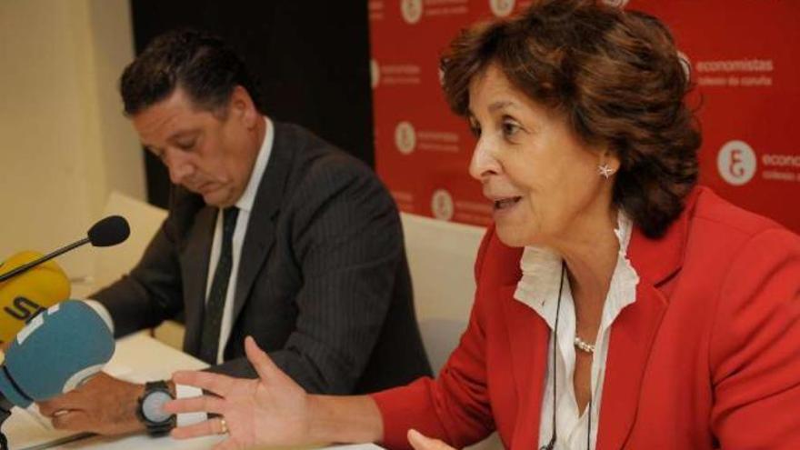 Venancio Salcines y María Jesús Freire, ayer en la exposición del Barómetro de Economía en A Coruña. / 13fotos