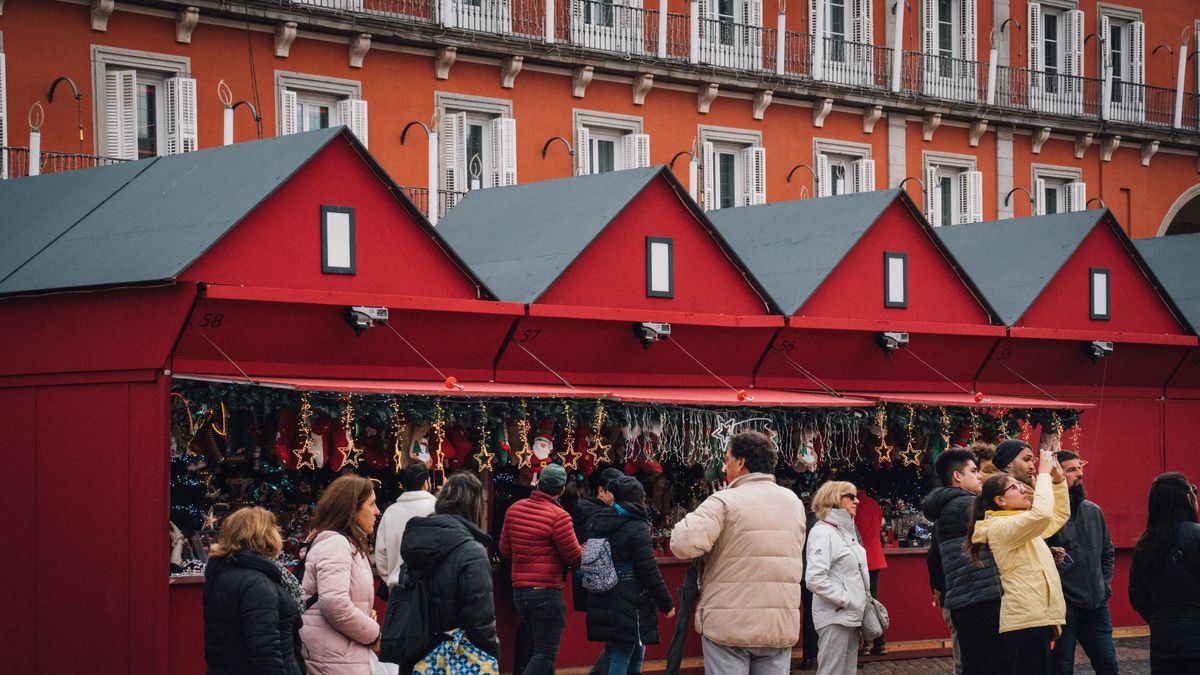 Algunas de las casetas del mercadillo de Navidad de Plaza Mayor.