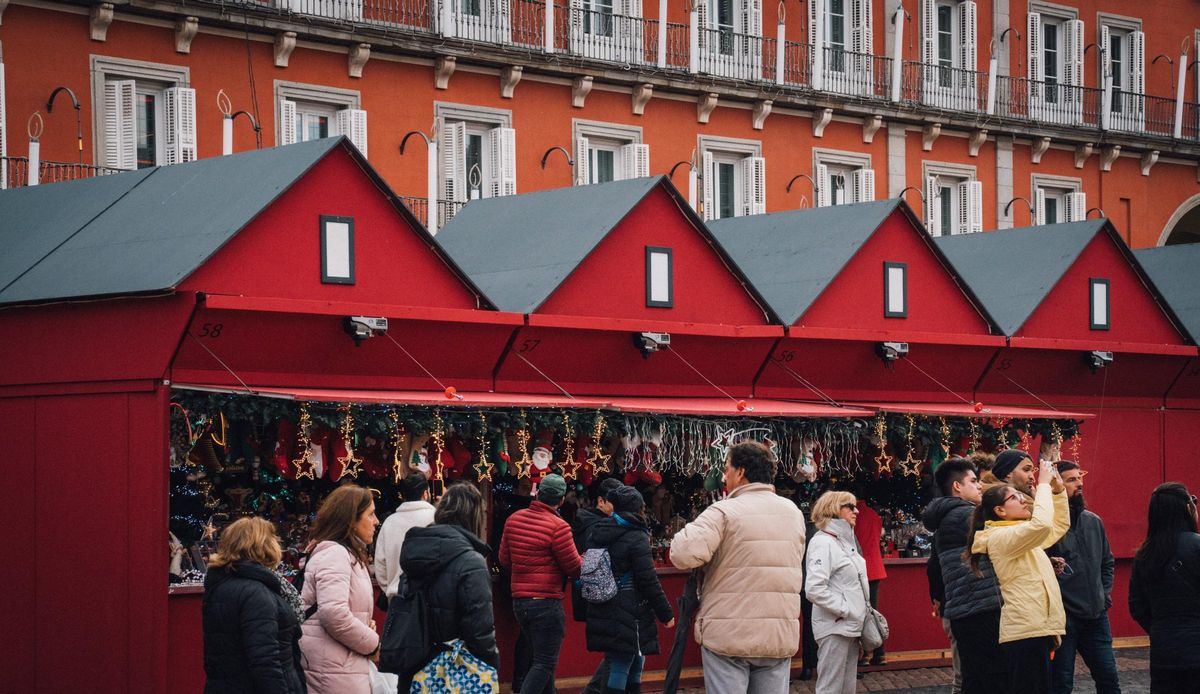 Algunas de las casetas del mercadillo de Navidad de Plaza Mayor.