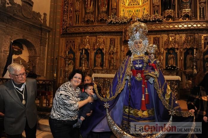 Los niños pasan por el manto de la Fuensanta