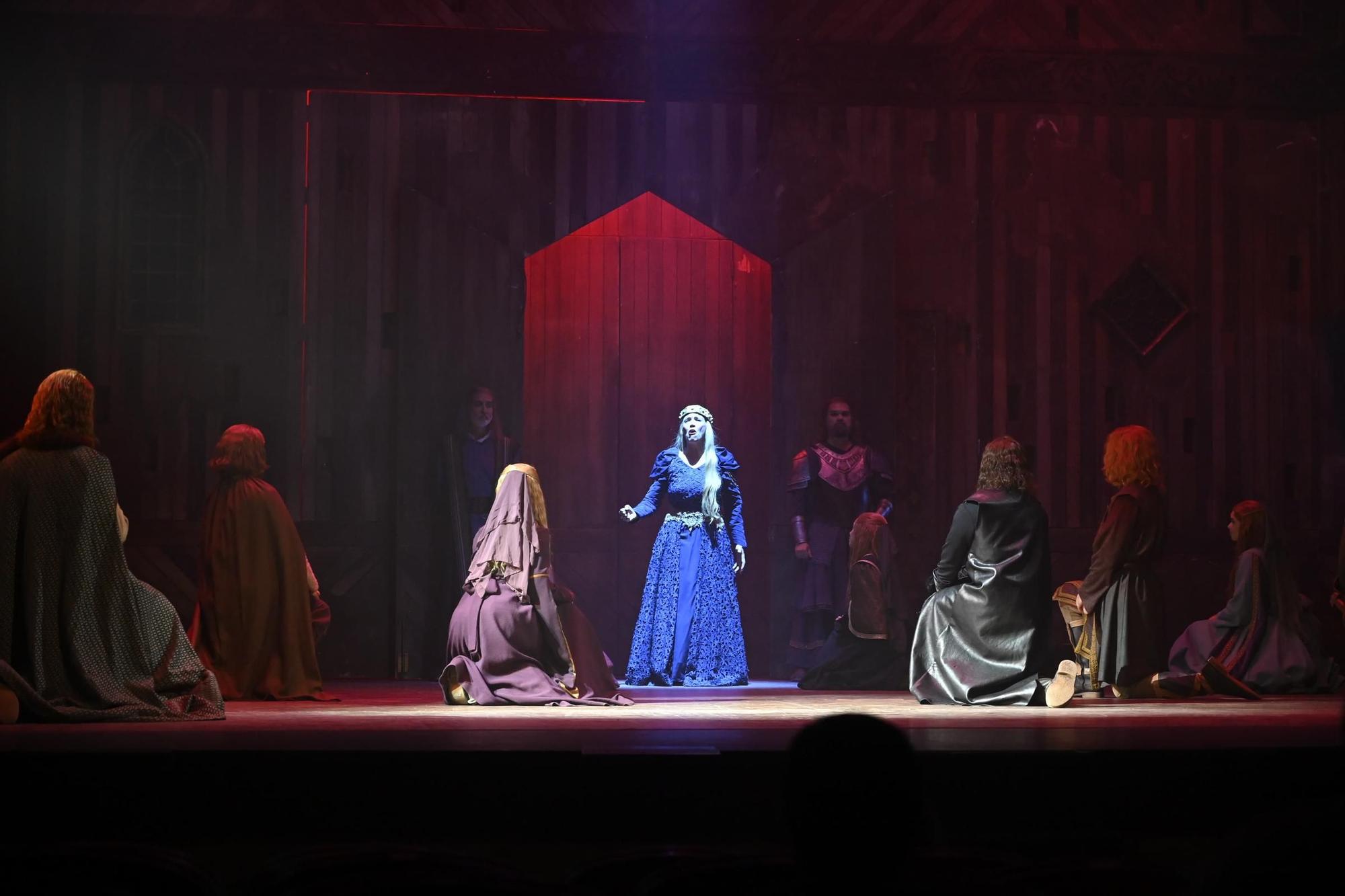 En imáegenes | Así ha sido el estreno del musical 'Los pilares de la Tierra' en el Teatro Principal