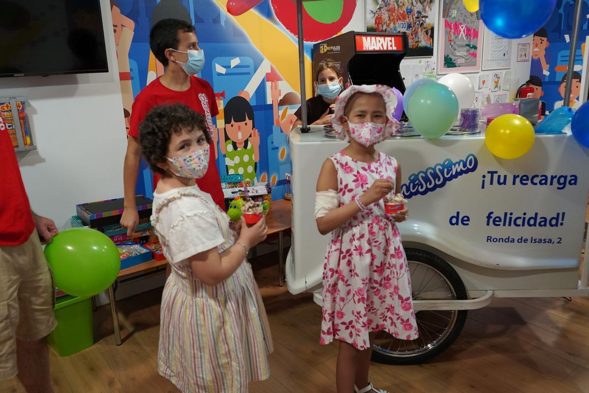 Así ha sido la tradicional visita del carrito de helados al hospital Reina Sofía