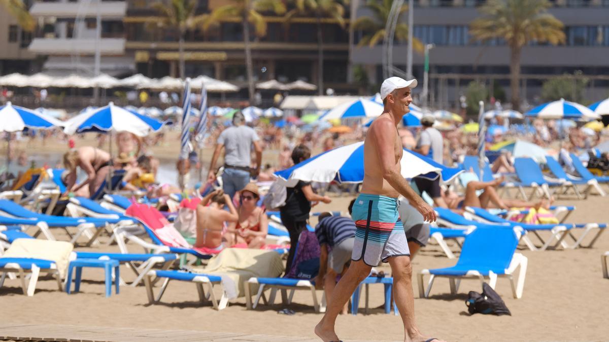 Bañistas en la playa de Las Canteras el Sábado Santo.