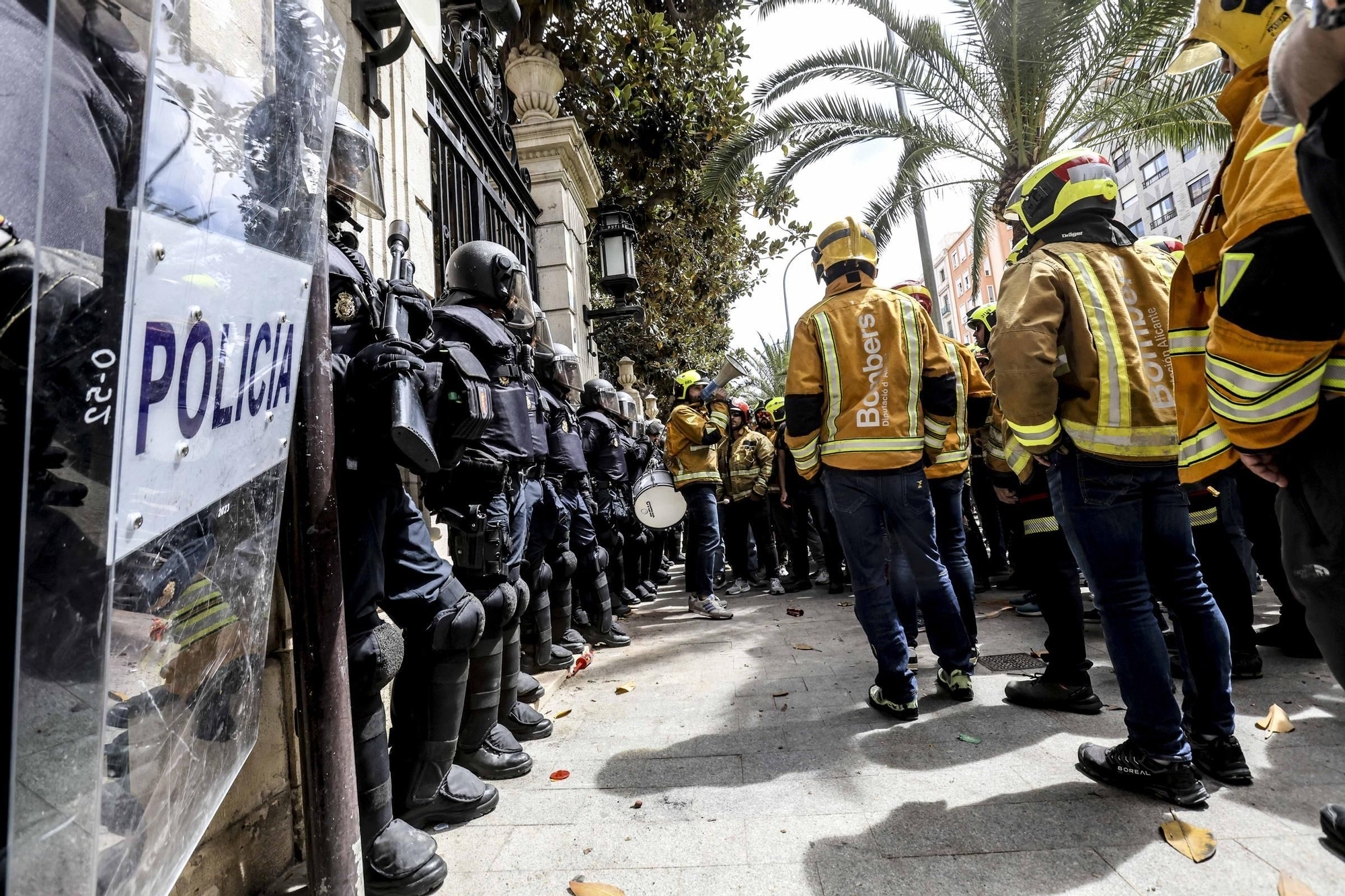 Protesta de los bomberos frente a la Diputación de Alicante