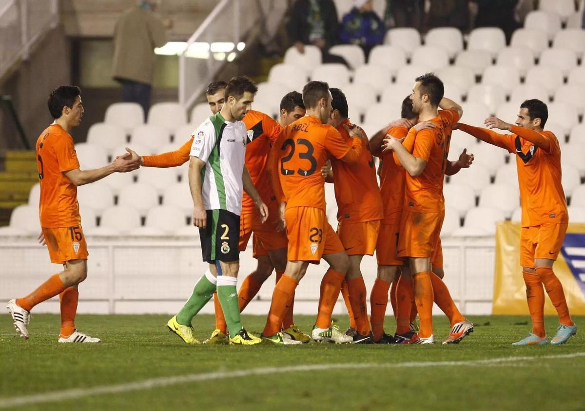 Los jugadores del Córdoba CF celebran uno de los goles en la única victoria blanquiverde en El Sardinero, hace 13 años.