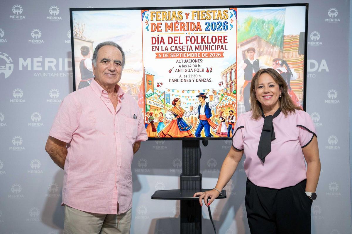 El presidente de La Antigua, Manuel Jaramillo, y la delegada de Festejos, Ana Aragoneses, durante la presentación de las actividades de folklore para la Feria de Mérida.