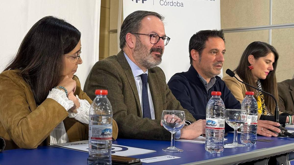 Adolfo Molina, Jesús Criado y Araceli Cabello, en el comité ejecutivo provincial del PP en Castro del Río.
