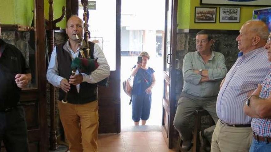 Colunga disfruta la música tradicional asturiana con los cancios de chigre