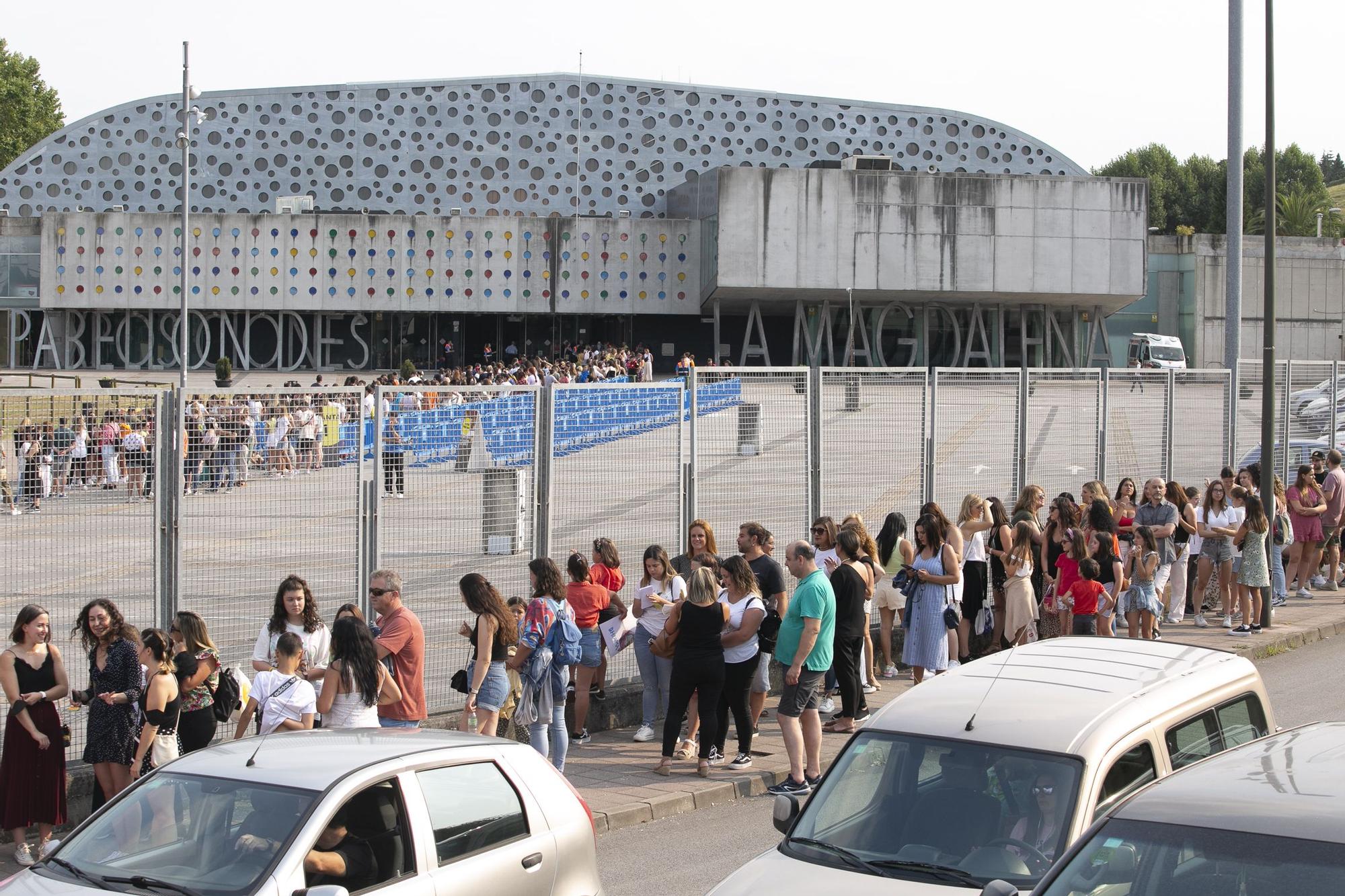 ENIMÁGENES: A punto de comenzar el concierto de Sebastián Yatra, en Avilés, los fans abarrotan el pabellón de La Magdalena