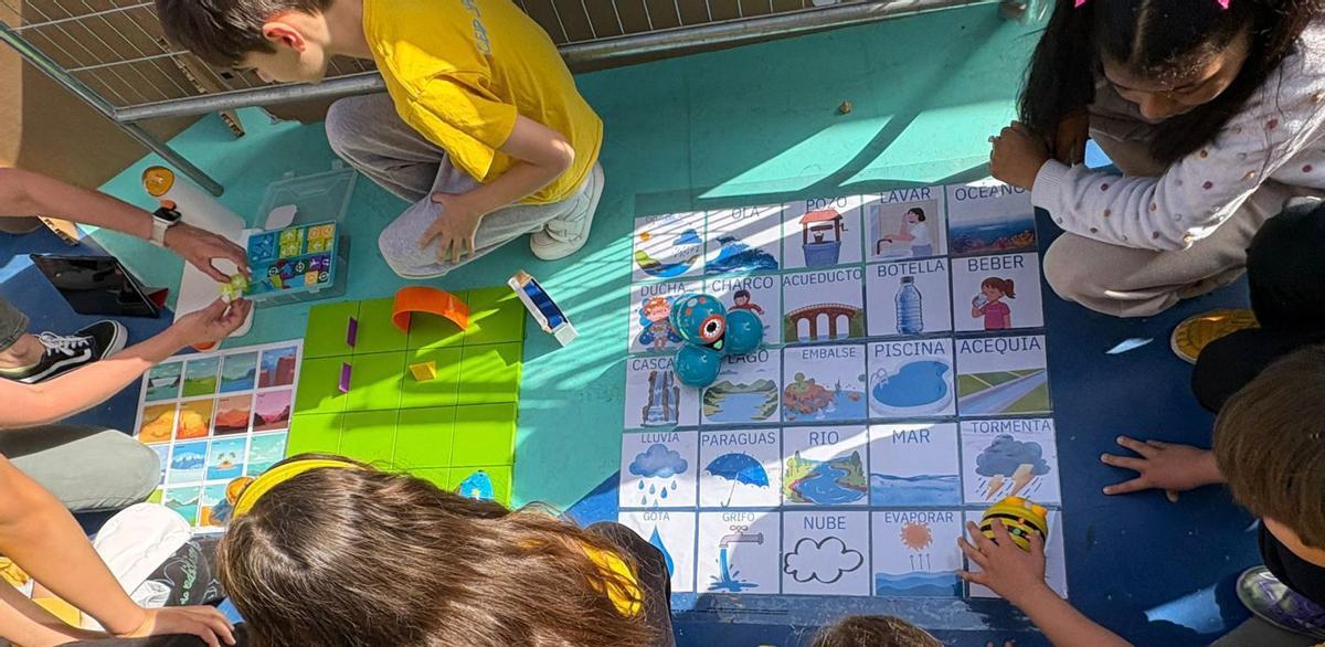 Actividades en dos de los stands repartidos por la feria, que fomentó la inclusión y dio visibilidad a la labor de los CREI, como el CEREUS del CEE Eusebio Martínez. | L.O.