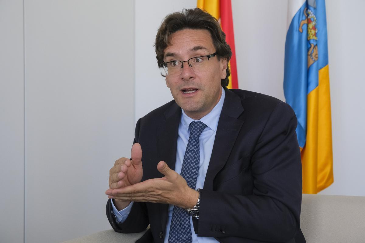 El juez decano de Las Palmas, Juan Avello, en su despacho.