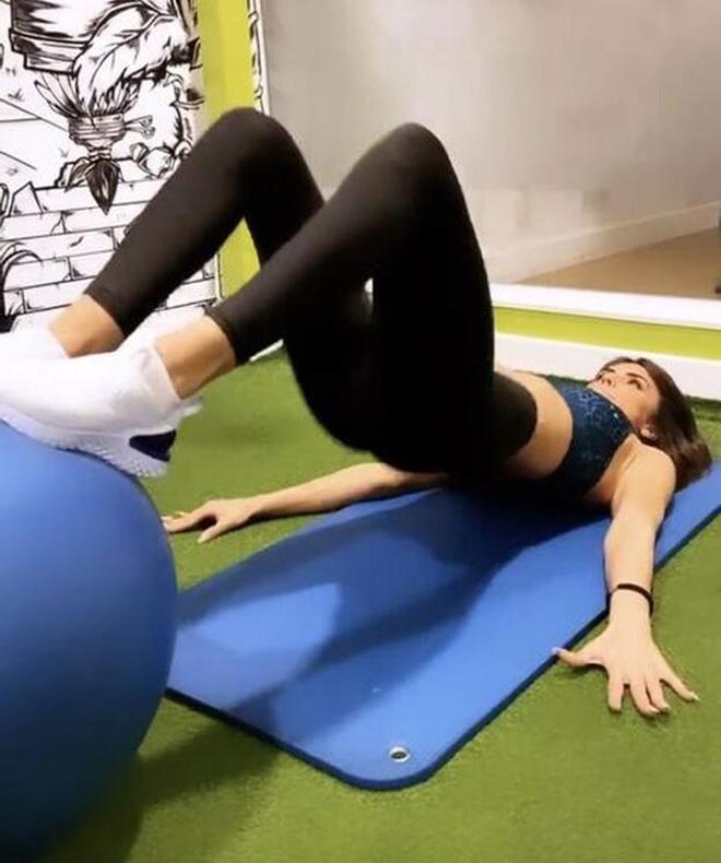 Sofía suescun haciendo ejercicio con un fitball