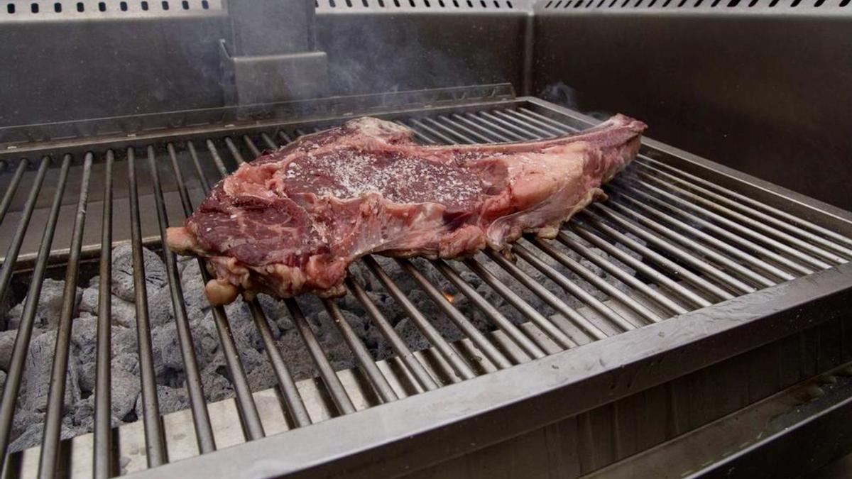 Un chuletón de buey en la parrilla