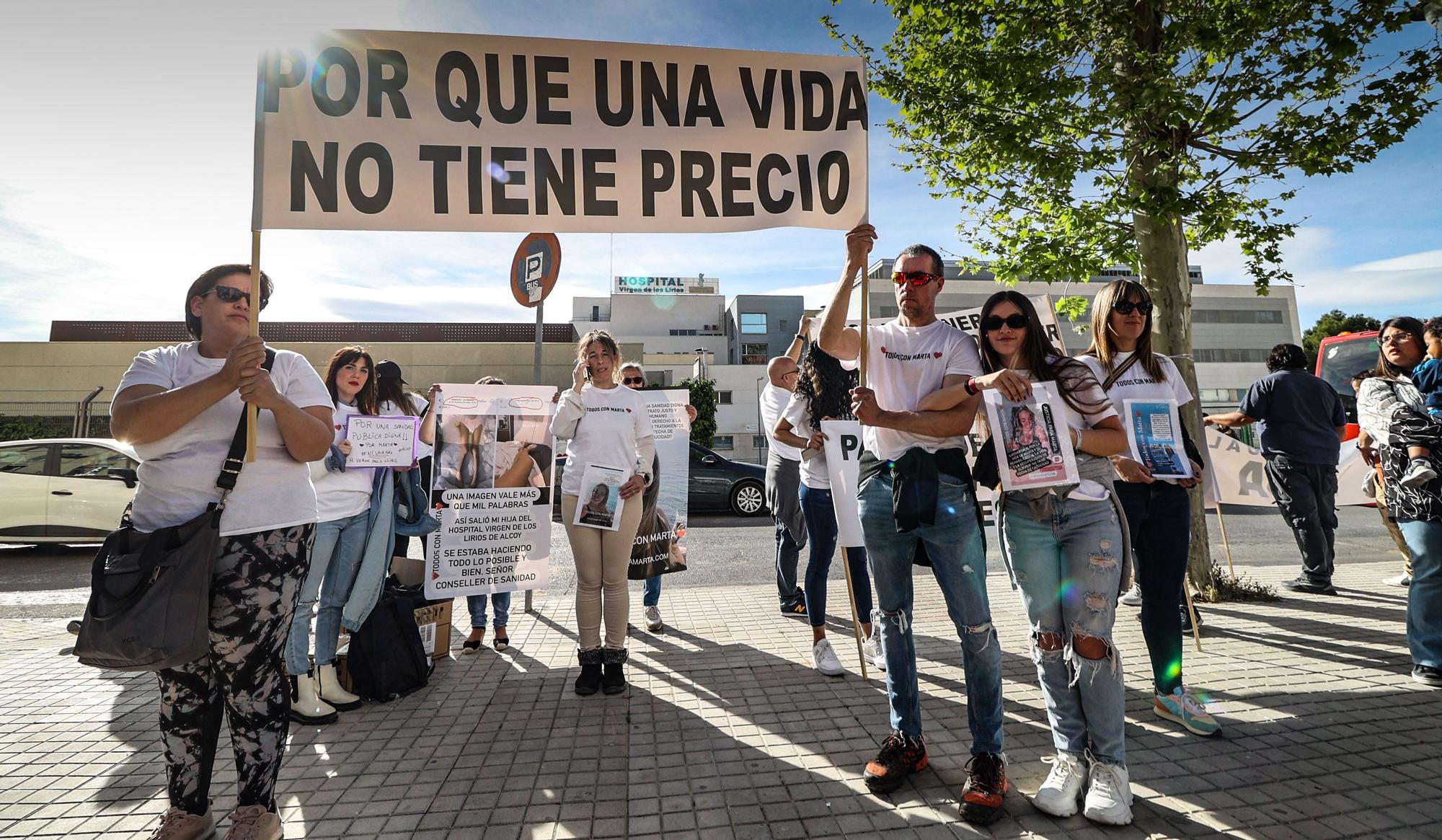 La familia de la joven de Ibi en coma pide prolongar de forma indefinida su estancia en una clínica de València