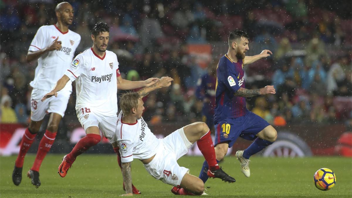 Steven N'zonzi, Sergio Escudero y Simon Kjaer persiguen a Leo Messi en la final de la Copa del Rey 2017/18