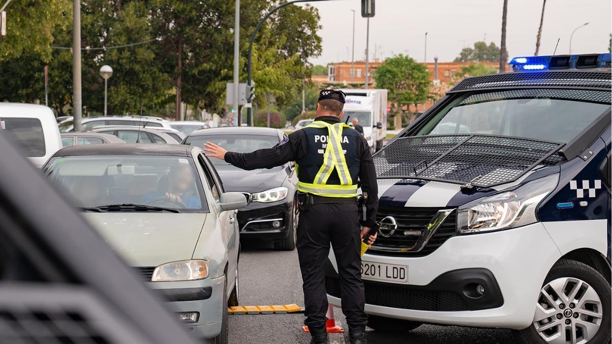 Un agente de la Policía Local de Murcia detiene el tráfico.