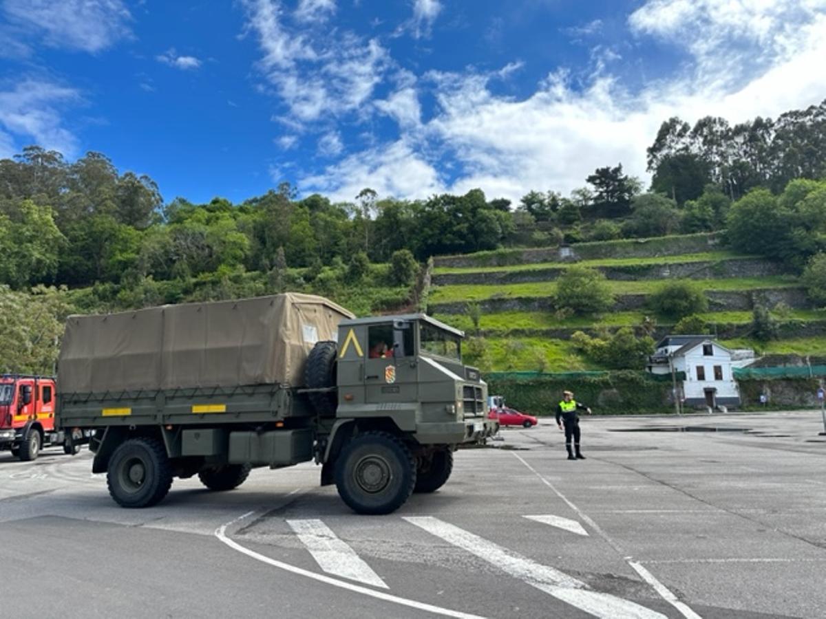 En imágenes: la llegada de la Unidad Millitar de Emergencias (UME) al polideportivo de Luarca