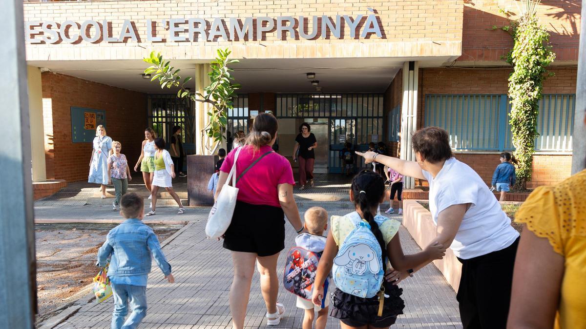 Imagen de acceso de la entrada de la escuela Eramprunyà de Gavà.