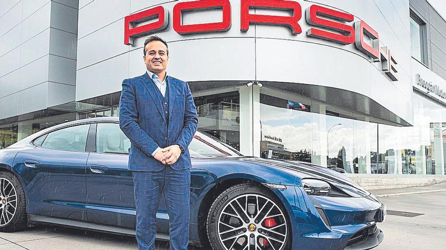 Jordi Curros, gerente de Centro Porsche A Coruña con el Porsche Taycan en el  Centro Porsche A Coruña.