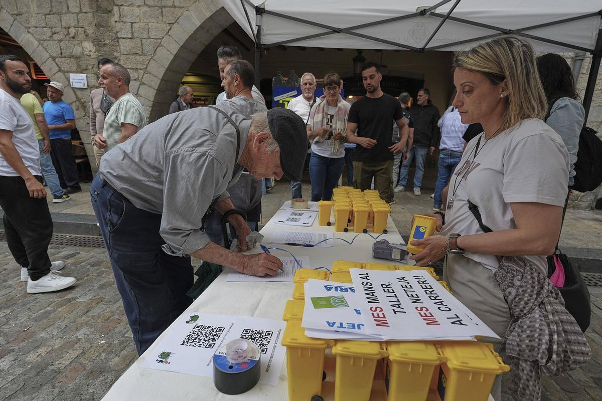 Girona plaça del Vi protesten els treballadors de Girona+Neta