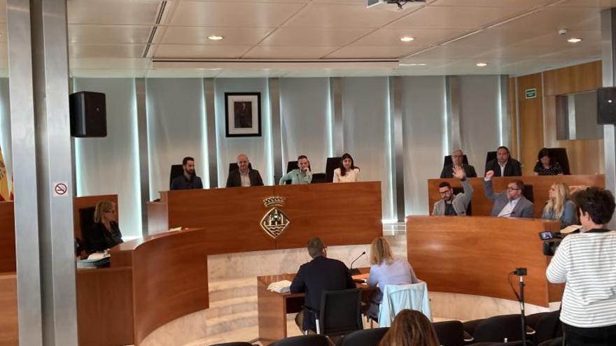 El PSOE renuncia a votar su propia moción de ‘La vida Islados’ en el pleno del Consell de Ibiza