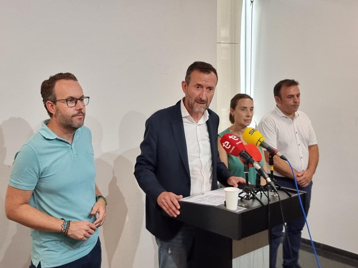 El alcalde, en una comparecencia junto a los portavoces socialistas