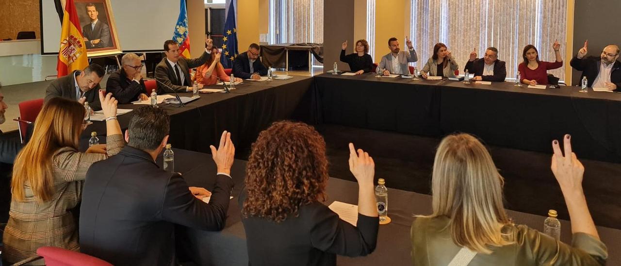 El pleno del Ayuntamiento de Elda celebrado este viernes en el salón de actos del Museo del Calzado.