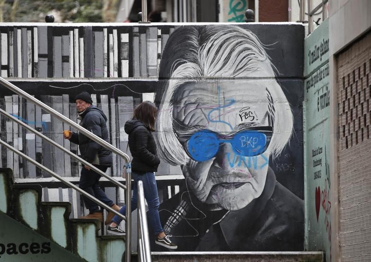 Mural de la escritora María do Carme Kruckenberg pintado por el artista Marcos Puhinger.