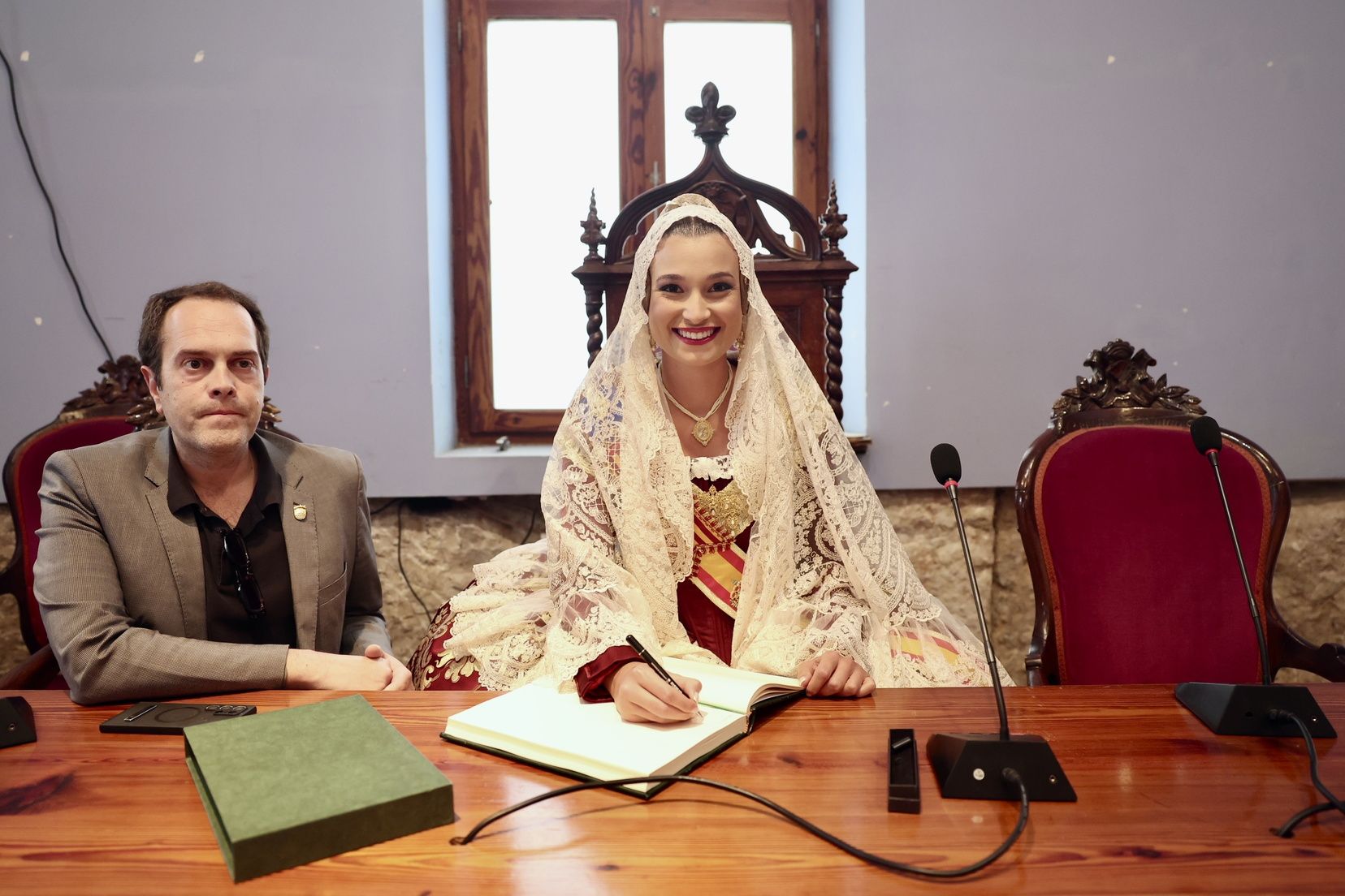 Cheste recibe a Berta y la corte en la Ofrenda a la Virgen de la Soledad