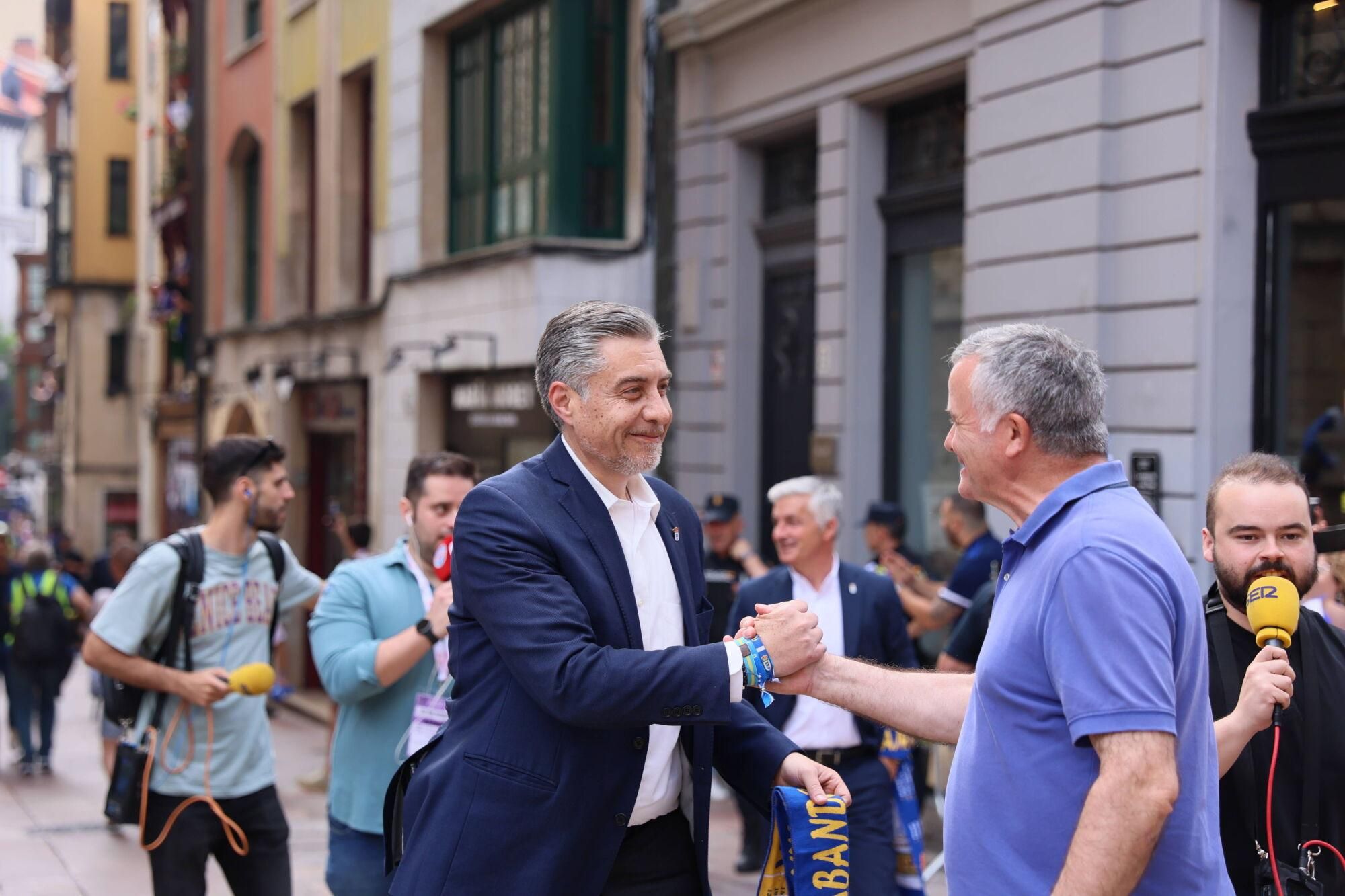 Locura azul en las calles de Oviedo para celebrar el ascenso del equipo a Primera División