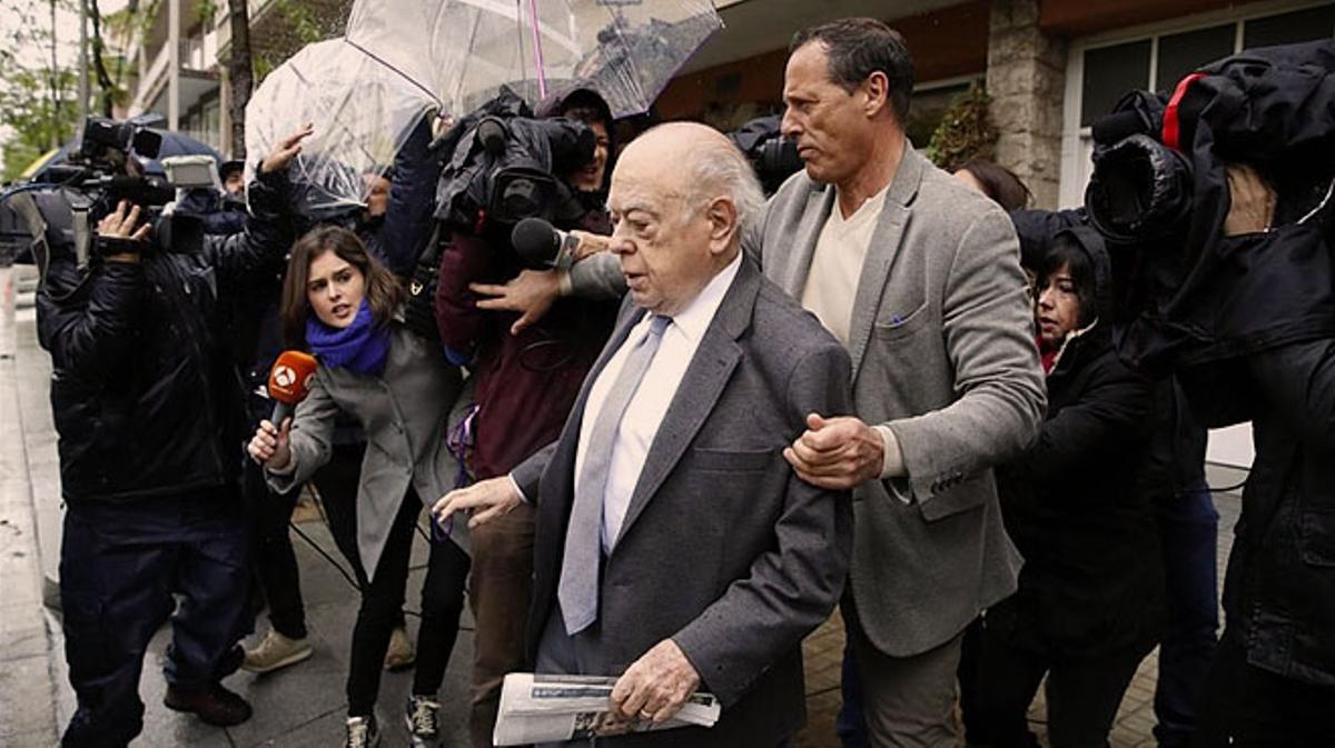 El Juez señala a los patriarcas del clan Pujol el manejo y propiedad de los fondos.