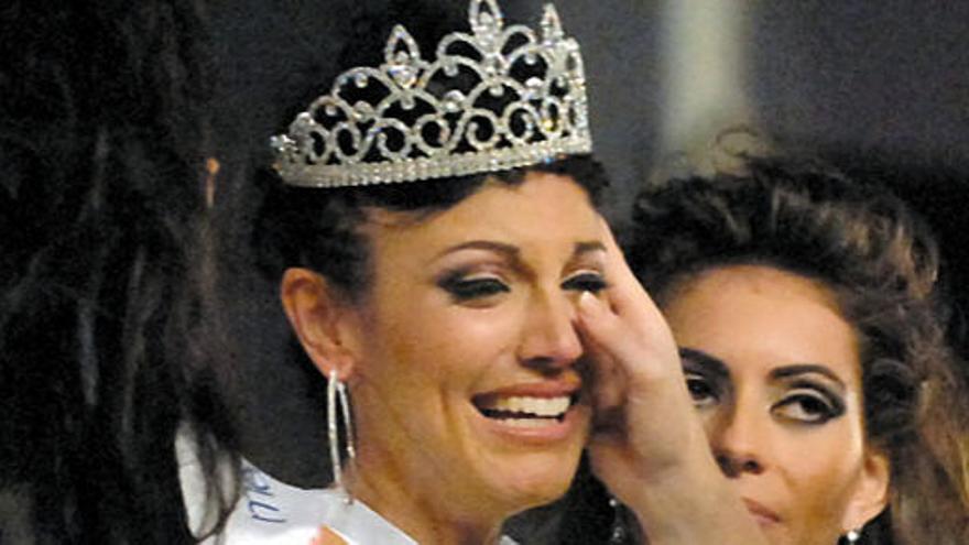 Esther Pérez emocionada al ser nombrada Miss Las Palmas.