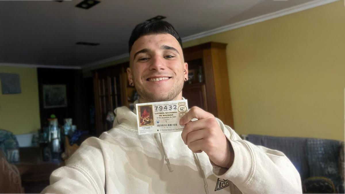 Abel Díaz García con el décimo premiado