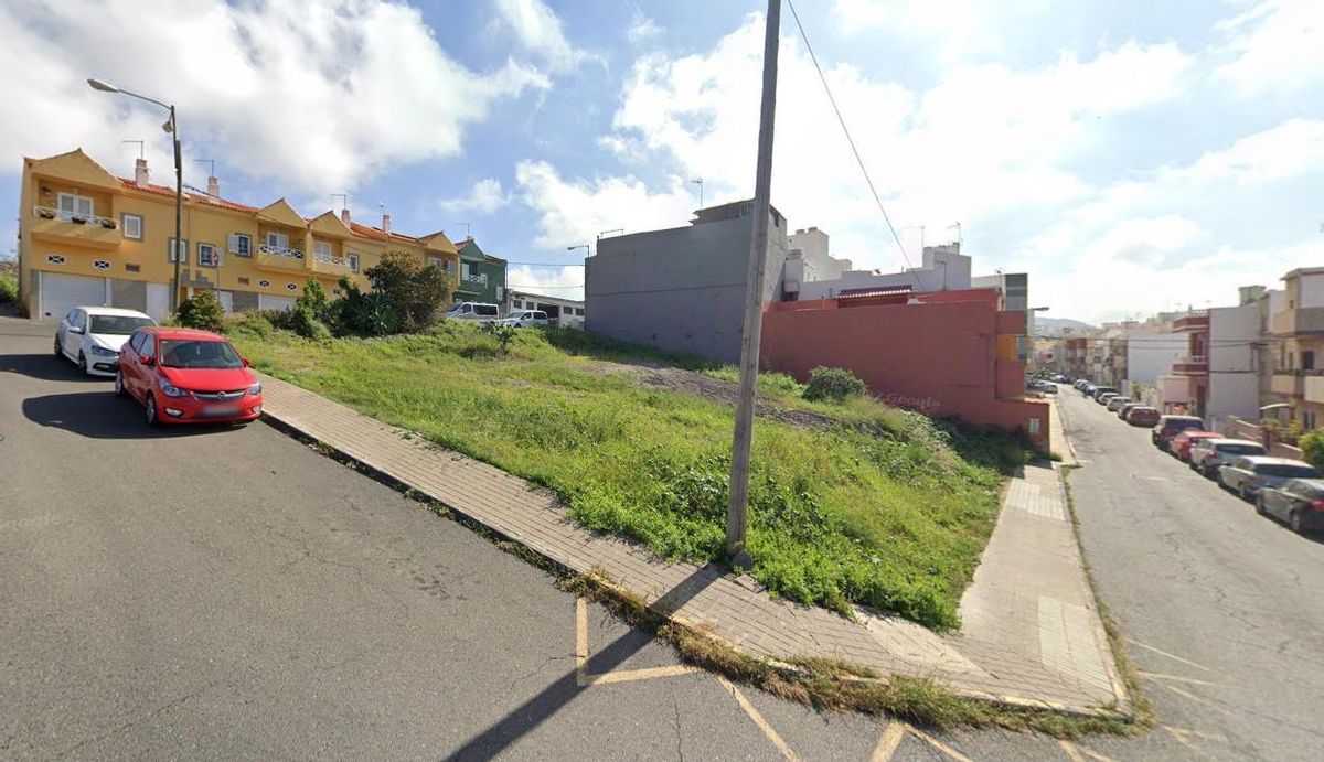 Solar de Almatriche donde reclaman aparcamientos.