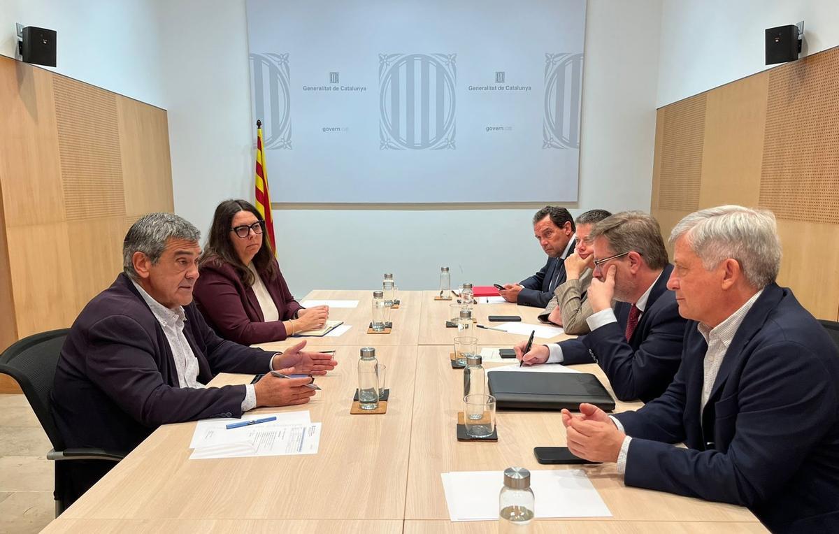 Imagen de la reunión entre el presidente del Port de Tarragona, Santiago J. Castellà, y el delegado del Govern en l'Ebre, Joan Castor Gonell.
