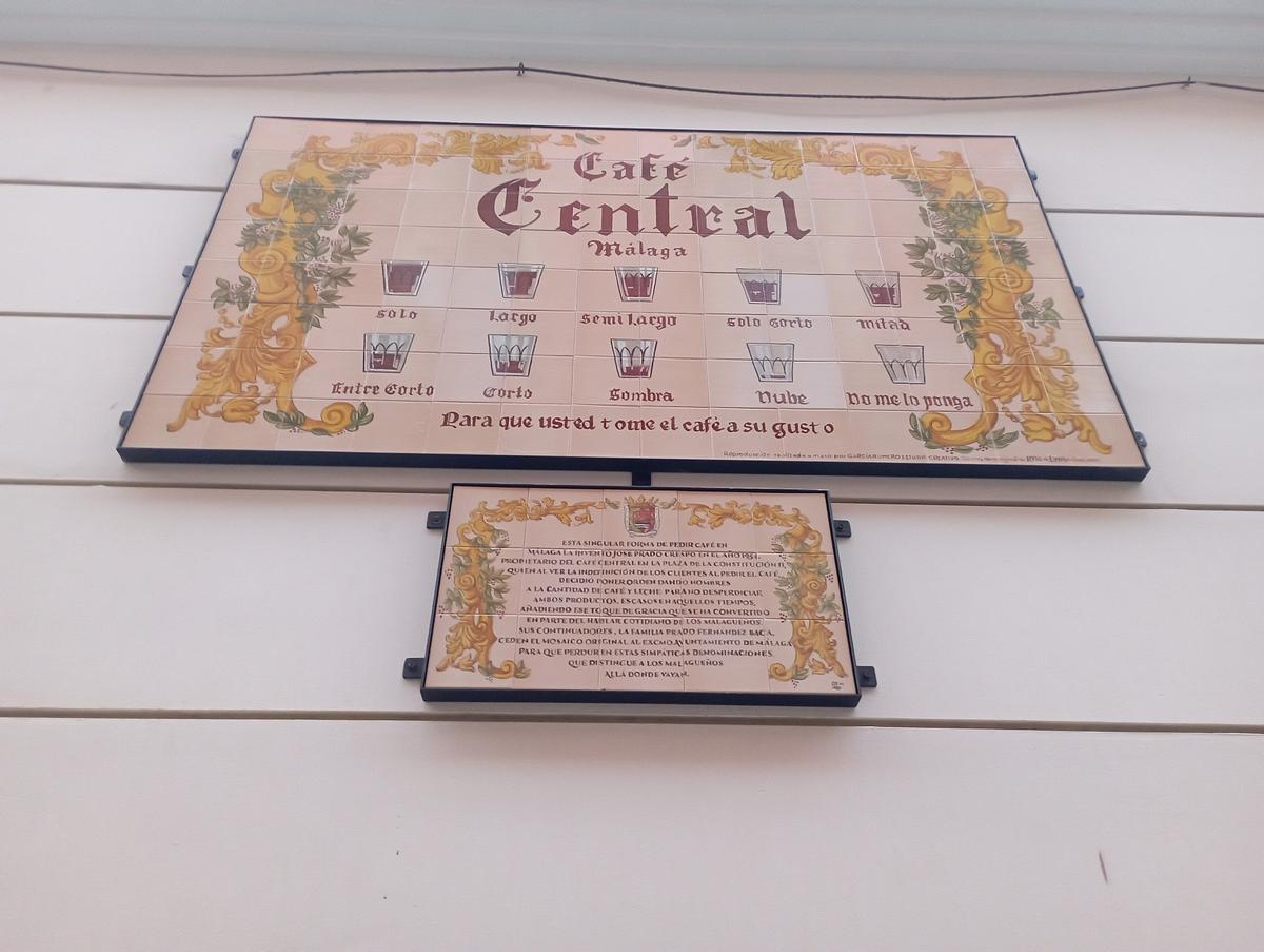 El panel de cerámica del desaparecido Café Central.