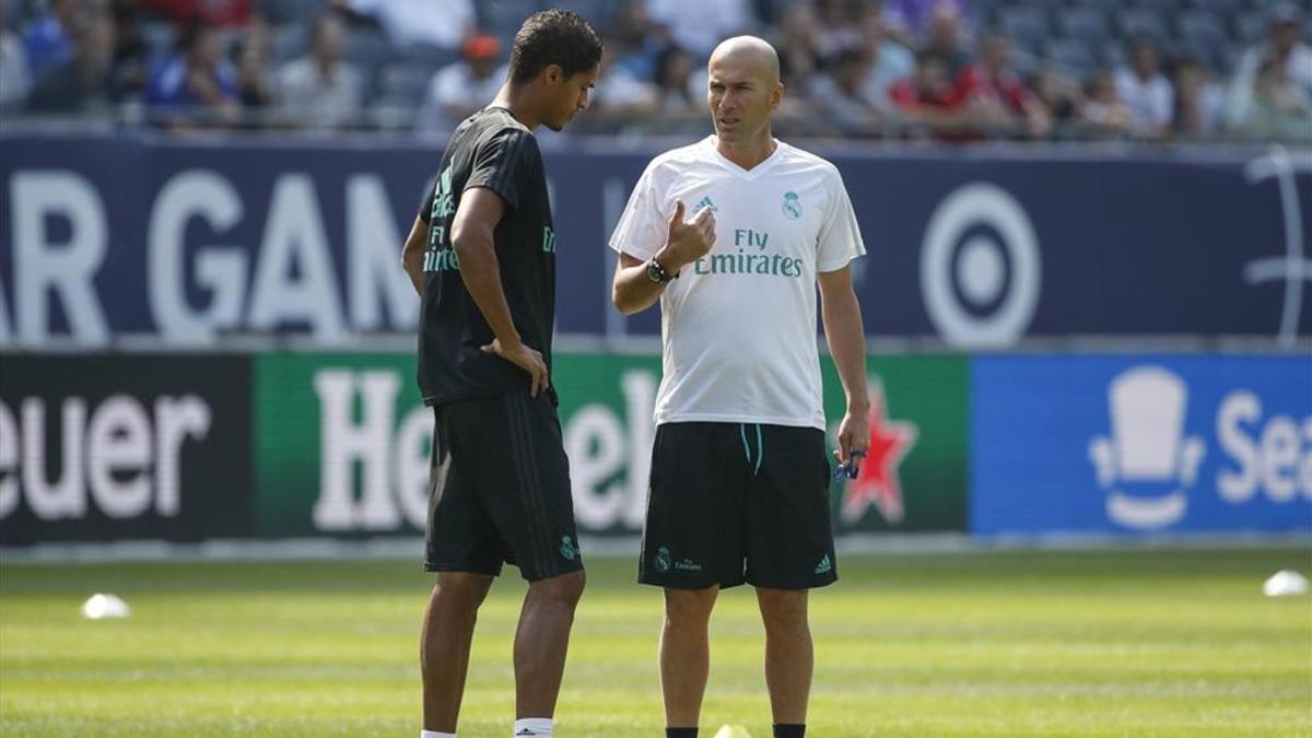 Zidane y Varane durante una sesión preparatoria