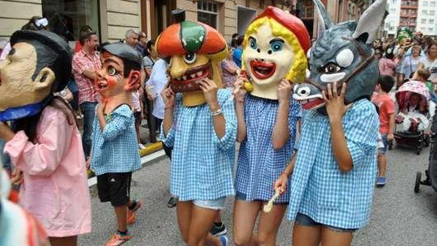 Desfile de cabezudos durante las fiestas de San Timoteo.