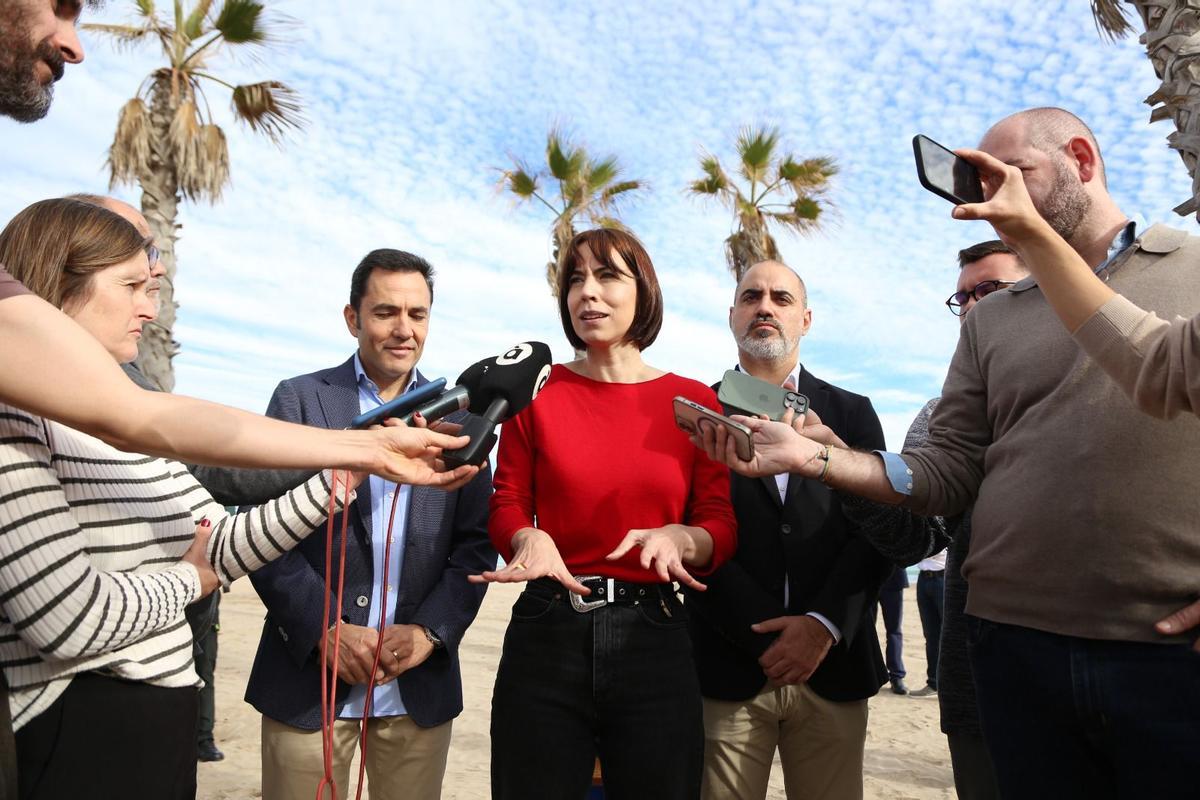 La ministra, con otras autoridades, al atender a los periodistas.