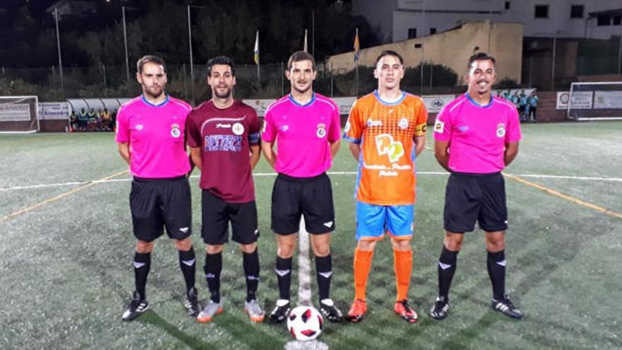 El colegiado Aníbal Jiménez y sus auxiliares, junto a los capitanes del Villa Sta. Brígida y San Mateo, ayer.