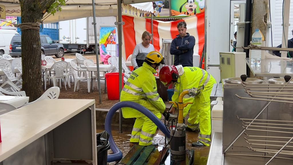 La lluvia amarga la feria a los cacereños y causa destrozos en el ferial